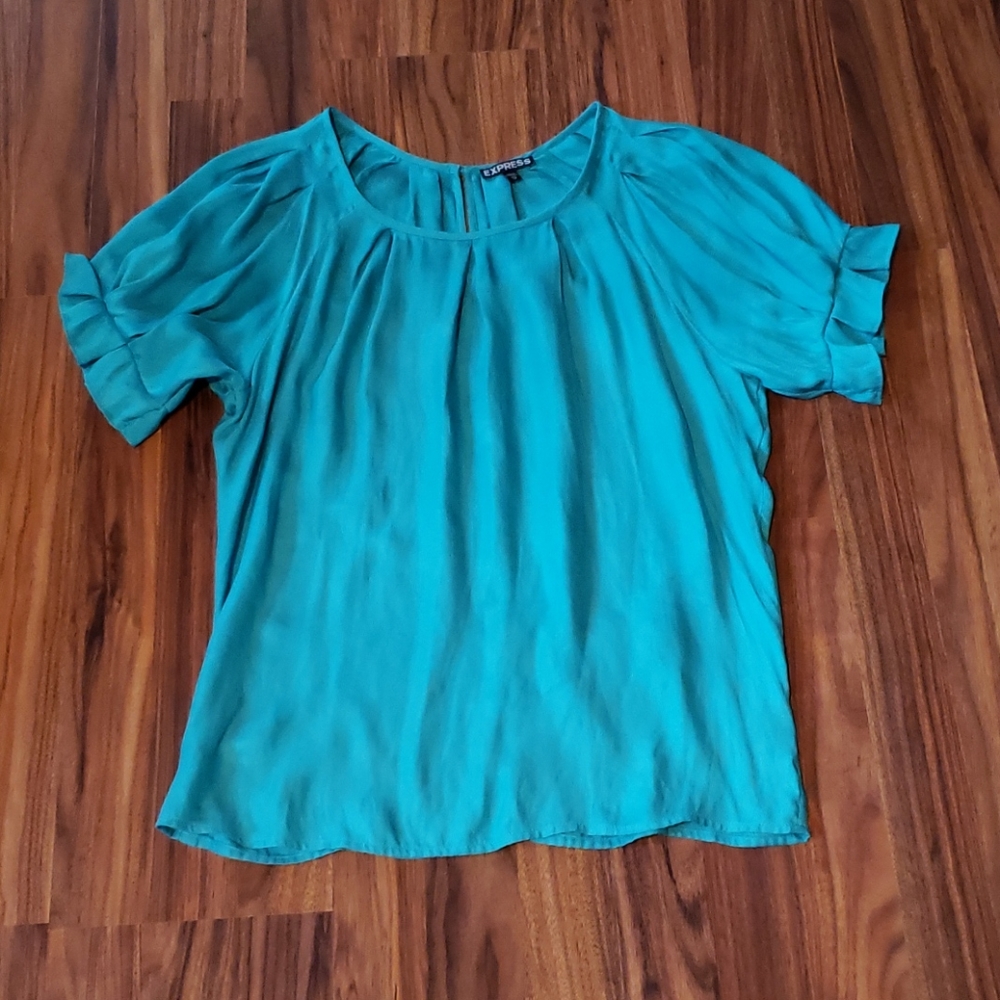 Express Pleated Keyhole Top